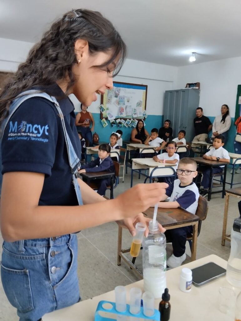 Miembros del Equipo de los Semilleros Científicos en demostración de química.